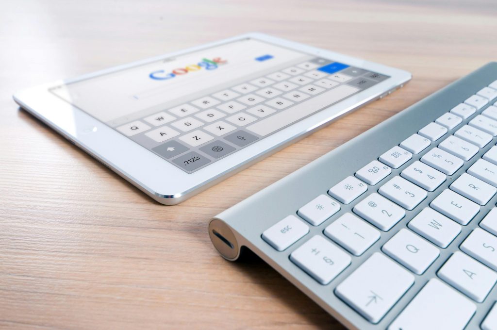 Illustration showing a zero-click search result and no website click-throughs.